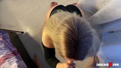 紅發女郎吸吮迪克和性交，在她的屁股上射精